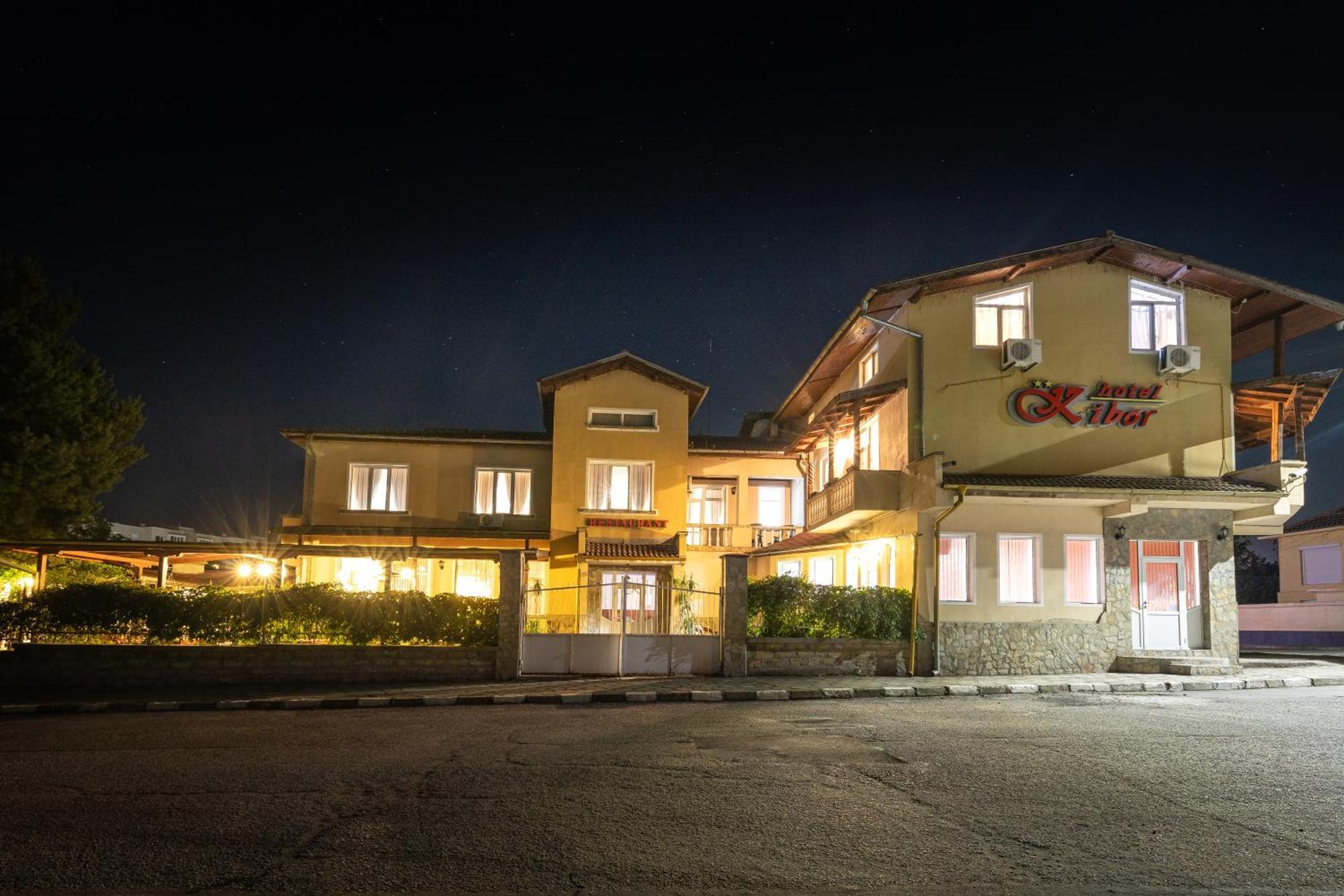 Hotel Kibor Gulubovo  ภายนอก รูปภาพ